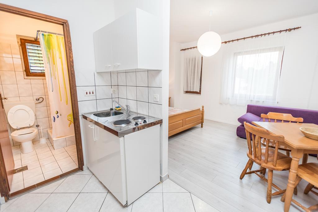 Apartments And Rooms Mare-Monti Starigrad Paklenica Esterno foto