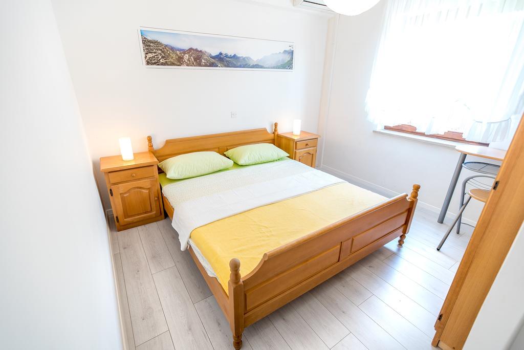 Apartments And Rooms Mare-Monti Starigrad Paklenica Esterno foto