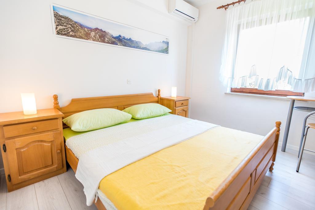 Apartments And Rooms Mare-Monti Starigrad Paklenica Esterno foto