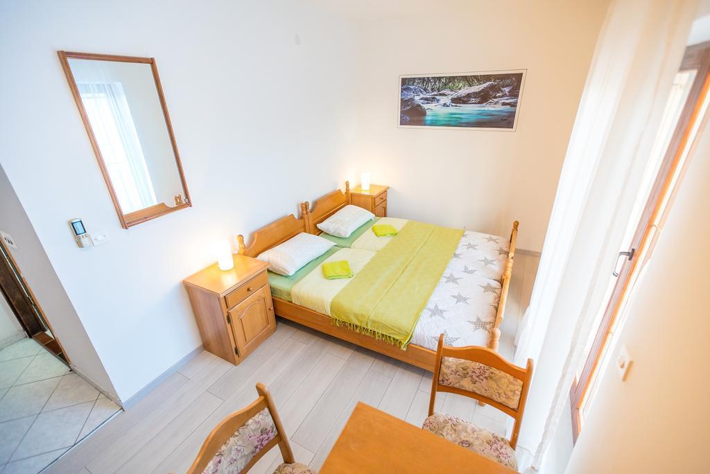 Apartments And Rooms Mare-Monti Starigrad Paklenica Esterno foto