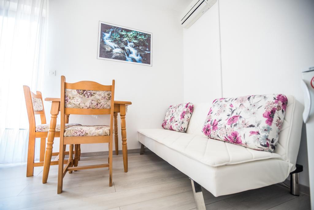 Apartments And Rooms Mare-Monti Starigrad Paklenica Esterno foto
