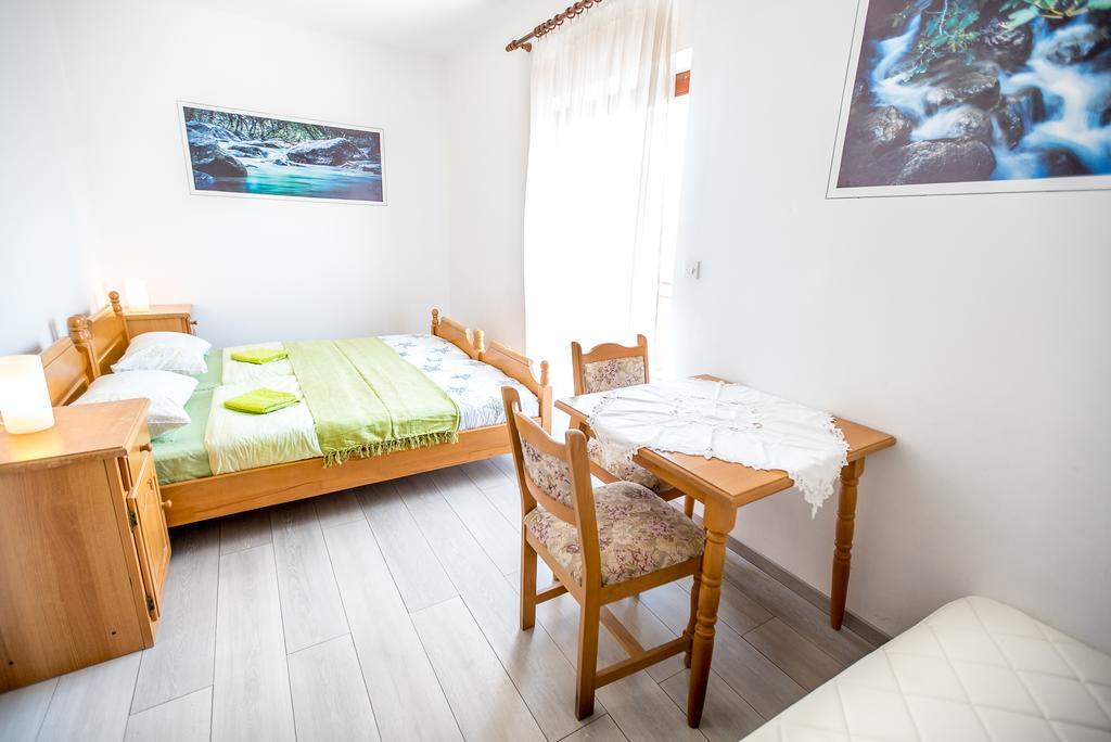 Apartments And Rooms Mare-Monti Starigrad Paklenica Esterno foto