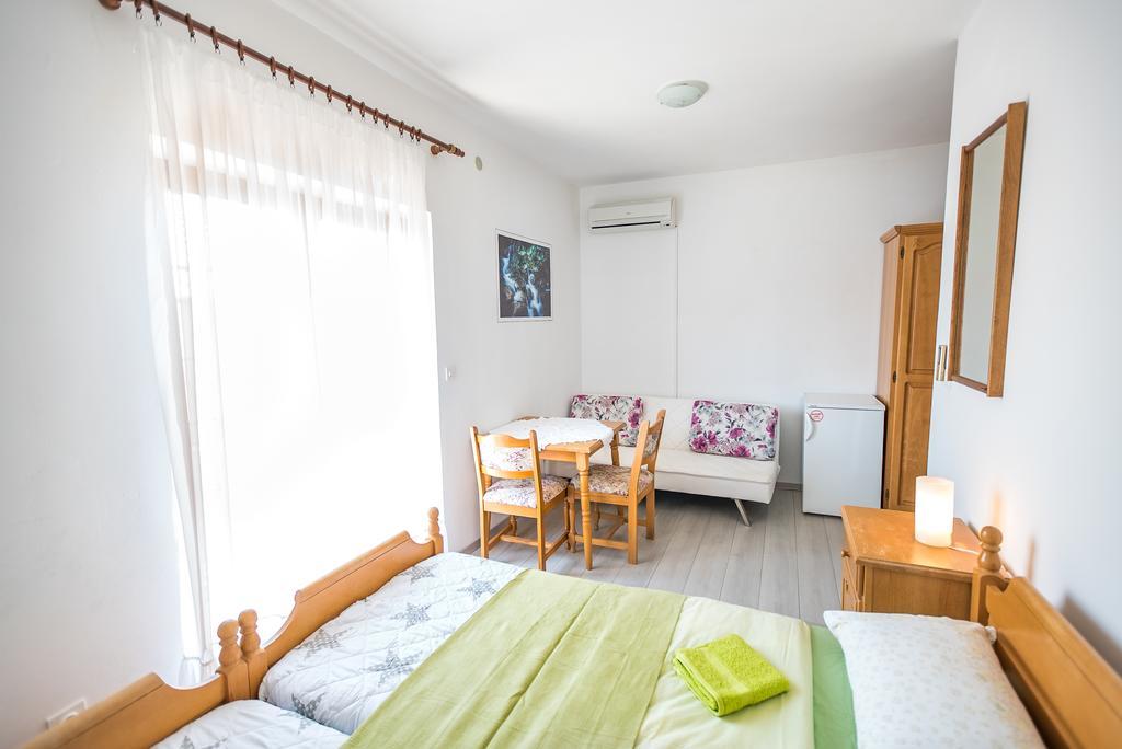 Apartments And Rooms Mare-Monti Starigrad Paklenica Esterno foto