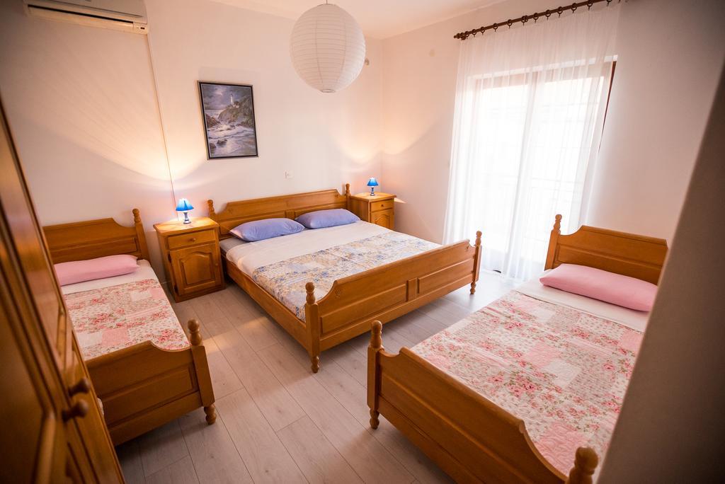 Apartments And Rooms Mare-Monti Starigrad Paklenica Esterno foto