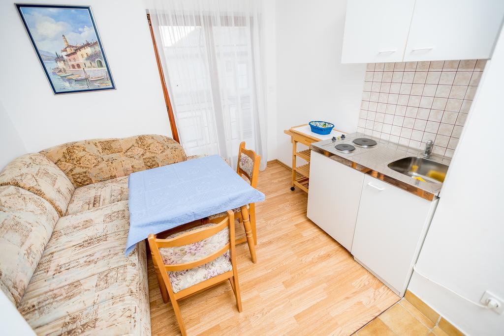 Apartments And Rooms Mare-Monti Starigrad Paklenica Esterno foto