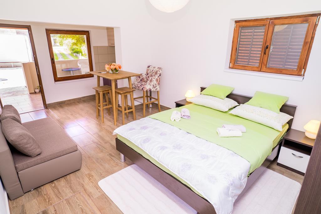 Apartments And Rooms Mare-Monti Starigrad Paklenica Esterno foto