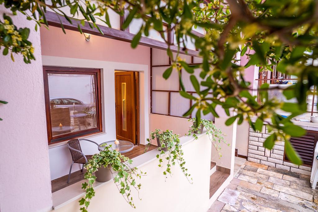 Apartments And Rooms Mare-Monti Starigrad Paklenica Esterno foto