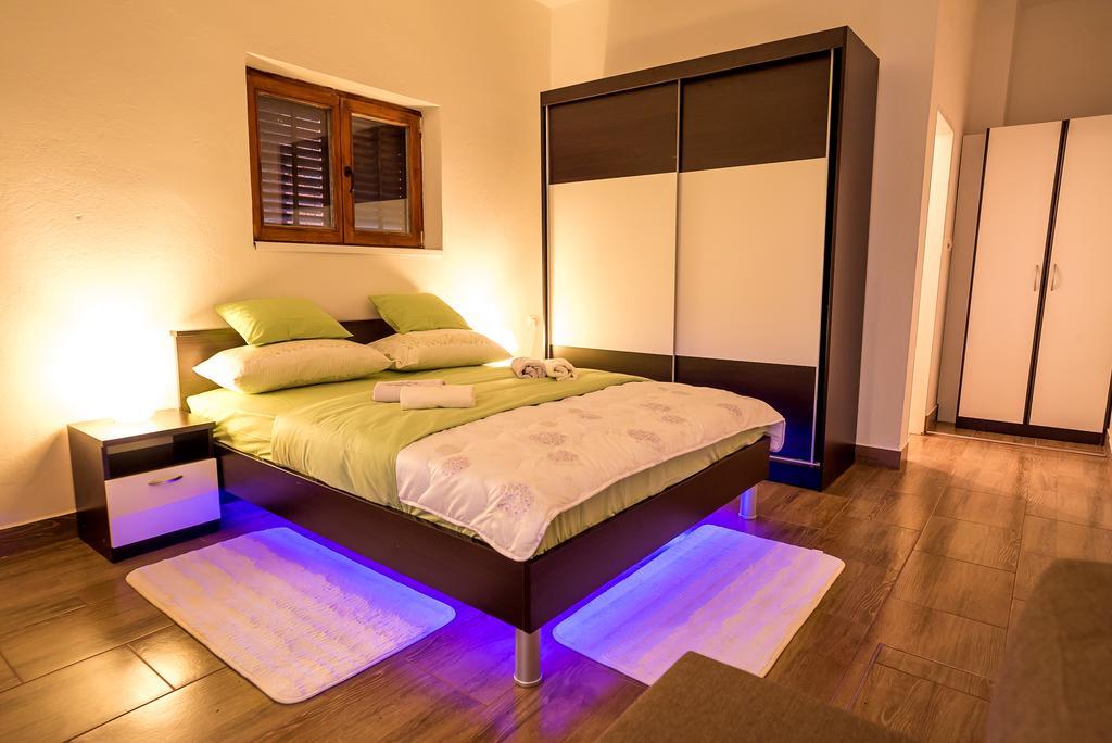 Apartments And Rooms Mare-Monti Starigrad Paklenica Esterno foto