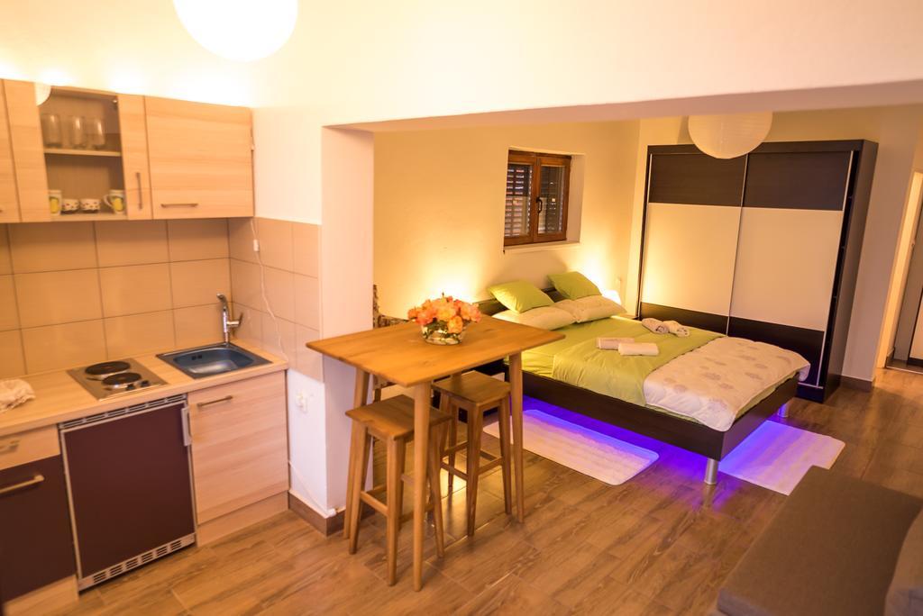 Apartments And Rooms Mare-Monti Starigrad Paklenica Esterno foto